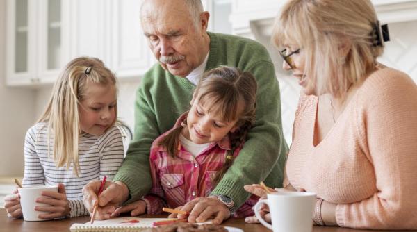 Cele 7 lucruri pe care le fac bunicii conectați emoțional cu nepoții