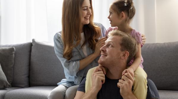 Cum îți poți învăța copilul să se iubească? Cu aceste afirmații simple!