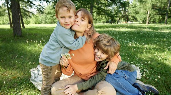 Stilul de parenting care îi face pe copii deosebit de fericiți. Expert: „Am cunoscut părinți minunați care nu sunt nici perfecți, nici autoritari, nici detașați sau prea indulgenți”