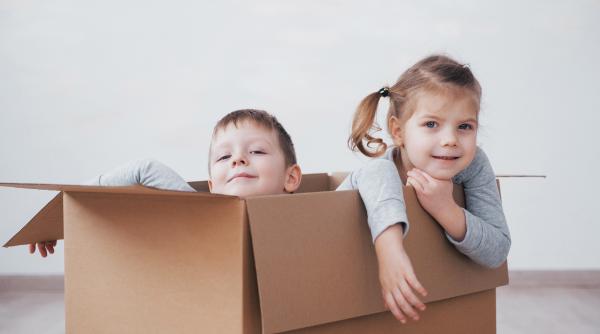 De ce preferă copiii cutia în locul jucăriei? Explicația psihologică