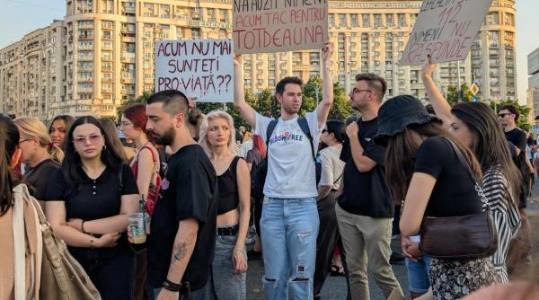 Manifestație pentru dreptul femeilor la protecție și viață: „Au strigat, nu a auzit nimeni, acum tac pentru totdeauna” / „Nu e un caz izolat, se cheamă patriarhat” / VIDEO