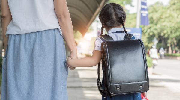 De ce ghiozdanul școlar japonez e atât de scump? Este gândit ca un „înger păzitor” pentru copiii de școală