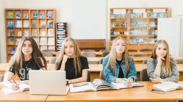 Noile planuri-cadru pentru liceu, criticate de Consiliul Național al Elevilor: „Prea puține ore opționale, nicio consultare reală și fără strategie pentru profesori”