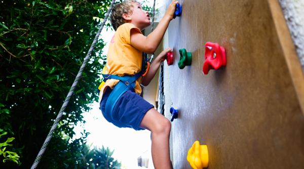 Un copil și-a pierdut viața la un loc de joacă. Cum au fost sancționați managerii