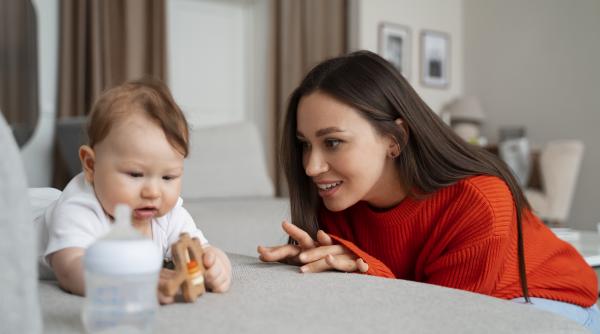 Vorbește rar și clar: trucul simplu care stimulează limbajul bebelușului