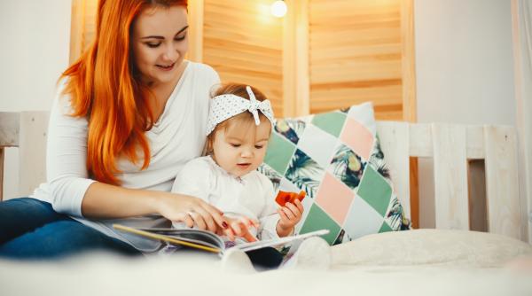 Cântatul bebelușului nu doar îl liniștește: un studiu arată că îi crește și nivelul de fericire