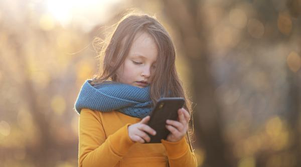 STUDIU: Părinții le dau copiilor smartphone-uri de la 8 ani