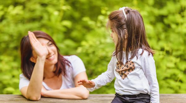 „Am analizat peste 200 de relații părinte-copil”: Cele 5 fraze „toxice” pe care părinții care reușesc să fie ascultați NU le spun niciodată copiilor lor, conform unui expert în parenting