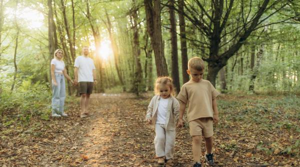 Măsuri noi pentru părinți și bunici în programul de guvernare Bolojan: Muncă part-time cu jumătate din indemnizație și concediu de creștere pentru bunici