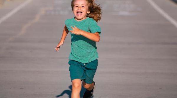 „Copilul nu mă ascultă când îi vorbesc”. Sfaturi prețioase de la un cunoscut neuropsiholog