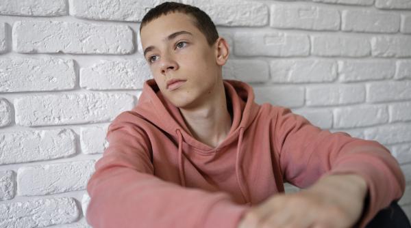 Copilul tău evită să iasă în evidență? Ce se ascunde în spatele dorinței de a fi „ca toți ceilalți”