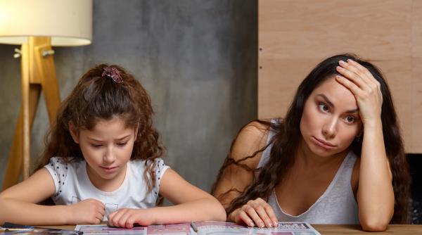 Părinții s-au săturat! Cer statului bani pentru orele pierdute la școală din cauza absențelor profesorilor: 10 euro/oră, rambursarea meditațiilor și 300 de euro pentru stres