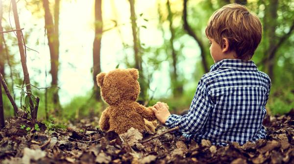 Ai dificultăți să ceri ajutor, te învinovățești mereu și eviți emoțiile? 5 semne clare că părinții nu ți-au acordat suficientă atenție în copilărie