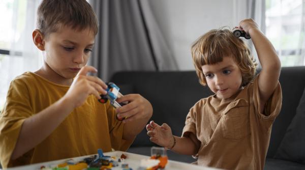 De ce nu ar trebui să obligăm copiii să împartă cu ceilalți 