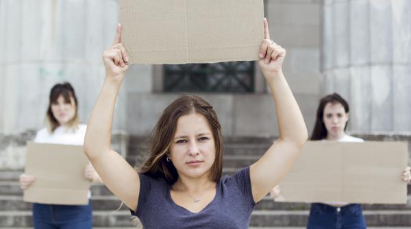 Elevii și studenții postează și astăzi în fața Ministerului Educației