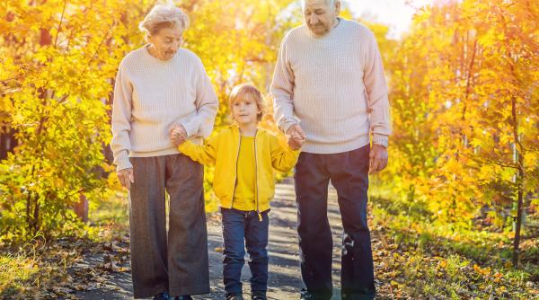 „Bunica” și „bunicul” NU mai sunt la modă! Acestea sunt cele mai populare apelative pe care copiii le dau bunicilor