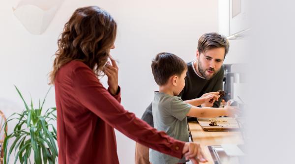 Cele 10 reguli „de casă” pe care părinții ar trebui să le aplice cât mai repede cu copiii, conform unui psiholog: „Ele trebuie învățate cât mai devreme”