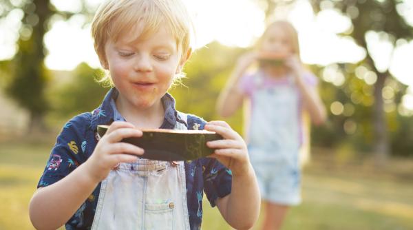 Copiii din Generația Alfa, primii care au crescut înconjurați de ecrane. Și totul pare să indice că ei vor fi ultimii
