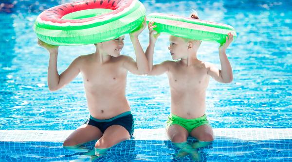 De ce nu ar trebui să le pui copiilor costume de baie de această culoare când merg la plajă sau la piscină. Ce spun salvamarii și instructorii de înot