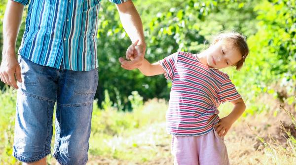 Psihologii le cer părinților și bunicilor să nu închidă niciodată ochii la aceste obiceiuri ale copiilor: „Pot reprezenta semnale de alarmă serioase!”