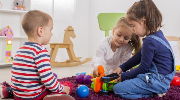 Un psiholog îi imploră pe părinți și bunici să evite acest tip de jucării pentru copii: „Pot afecta creativitatea și autoreglarea”