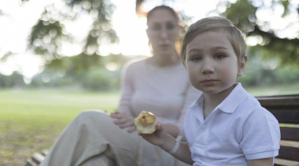 Comportamentele părinților care cresc copii fragili emoțional. Dacă recunoașteți măcar 3 dintre acestea, e momentul să faceți o schimbare!
