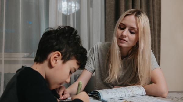 Studiu: 52% dintre mame spun că nu mai au încredere în școală. Cât de mult le-a dezamăgit sistemul de educație pe cele mai implicate persoane din viața copiilor