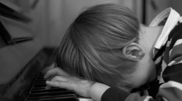 Un simplu „nu e talentat” poate tăia pentru totdeauna aripile unui copil. Apelul profesoarei Mirela Paraleu Cicu către părinți: „Fiți mai deschiși! Nu sunteți obligați să semnați niciun contract”