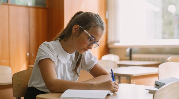 Vizualizarea lucrărilor de la Evaluarea Națională 2025 vine cu reguli noi. Secretarul de stat Sorin Ion: „Cel puțin 15 minute pentru fiecare elev. Au voie să își în sală un pix și o foaie”