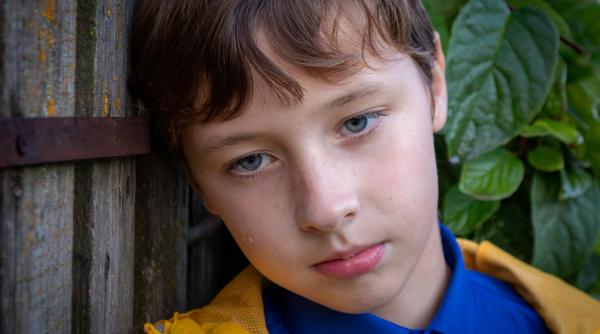 Cercetările Stanford arată că aceste trei tipuri de parenting echivalează cu neglijarea emoțională: Copiii lăsați „de capul lor” în mod repetat NU se simt în siguranță