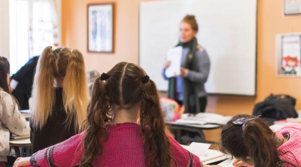 Clase mai aglomerate din toamnă! Proiectul de lege Bolojan propune creșterea numărului de elevi în toate ciclurile de învățământ