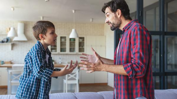 3 motive pentru care copilul tău se ceartă cu tine, explicate de un psiholog