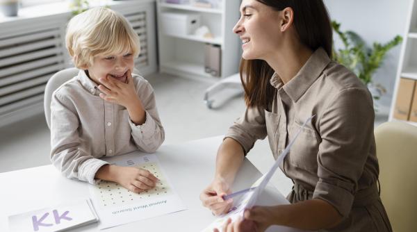 Cum răspundem când copiii pun întrebări „prea mature”?