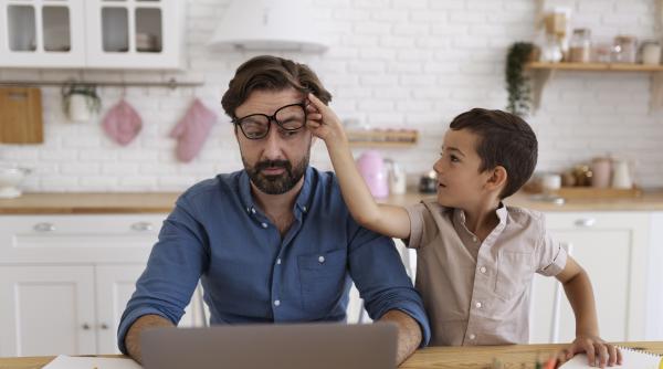 Te simți epuizat ca tată? Aceste metode rapide te pot ajuta