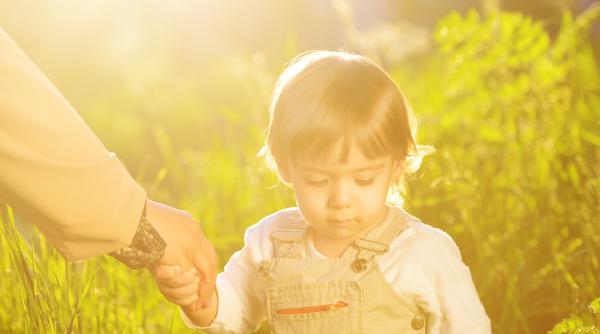 Tendințele părinților din ziua de azi care îi înspăimântă pe psihologi: „Parentingul modern a luat-o razna!”