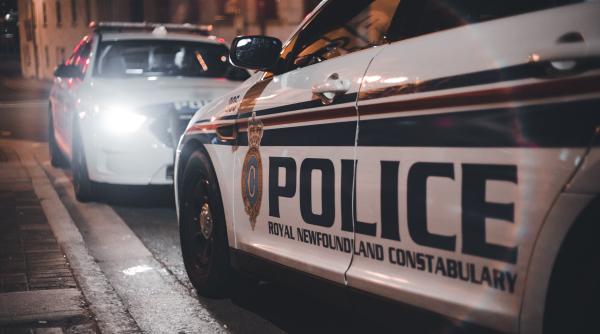 Un adolescent de 14 ani a încercat să jefuiască un restaurant, dar s-a speriat și s-a ascuns într-un dulap