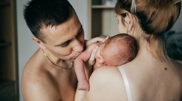 Contactul „piele pe piele” imediat după naștere: Cum schimbă viața bebelușului și a părinților