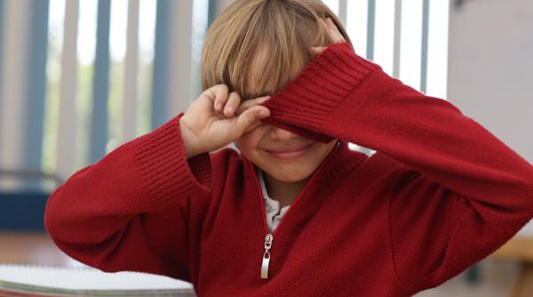 Dacă nu sunt doar simple ticuri? Așa se manifestă sindromul Tourette la copii. Dr. neurolog pediatru: „Nu este deloc rar, însă este încă puțin cunoscut”