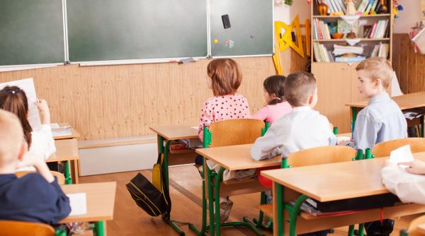 „De ce 30 de elevi într-o clasă ar fi ceva grav?” Ministrul Daniel David susține că asta e normalitatea europeană. Dar ce înseamnă cu adevărat pentru copilul tău această aglomerație în școli?