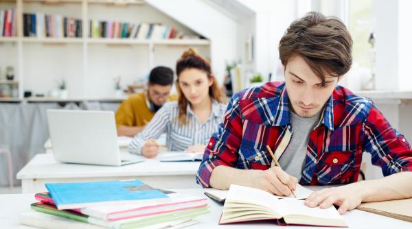 Elevii de peste 18 ani se pot înscrie la liceu