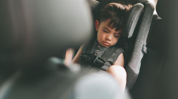 Imagini revoltătoare: Doi copii, găsiți închiși de tatăl lor într-o mașină la 47 de grade