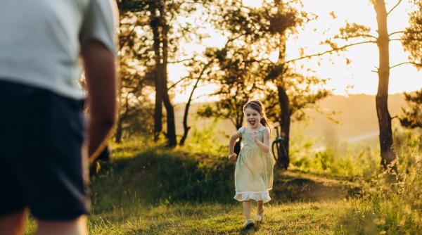 4 lecții de „modă veche” pe care orice părinte ar trebui să le predea dacă vrea să crească un copil empatic, puternic emoțional și încrezător