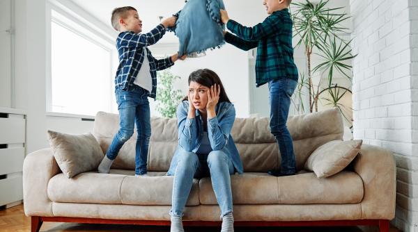 Comportamentele „enervante” prin care copilul tău îți spune, de fapt, „mi-e dor de tine”, potrivit unui psiholog