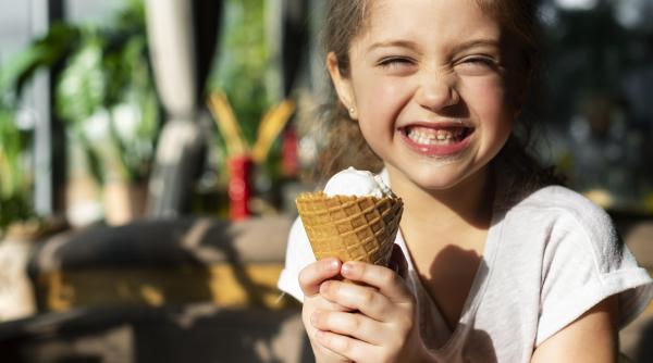 Este în regulă să lași copilul să mănânce înghețată în fiecare zi în vacanță?