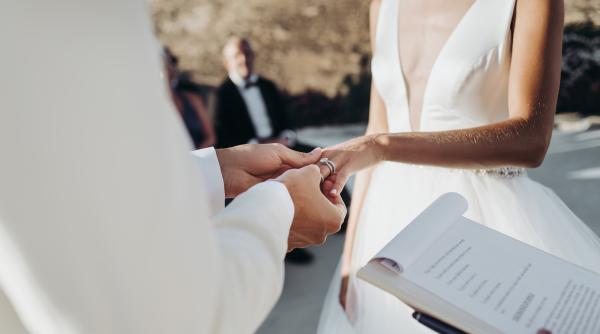 În ziua nunții, doi miri au găsit primăria închisă: O „eroare” de organizare