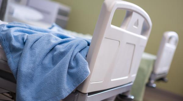 Trei copii așteaptă acasă o mamă care nu mai vine. Luiza, de numai 24 de ani, s-a stins din viață după cezariană, plimbată între spitale