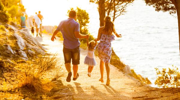 „Obiceiurile părinților prea implicați se pot întoarce împotriva lor!” Capcanele care le fură copiilor șansa de a crește autonomi, potrivit unui expert