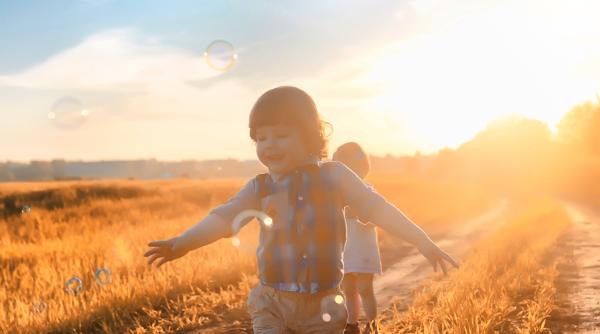 Un nou trend în parenting: „Creșterea liberă a copiilor”. Ce trebuie să știi despre acest stil controversat care a creat „războiul mamelor” în online