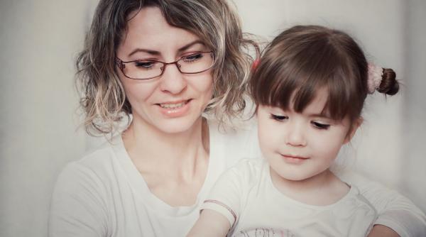 Trucul „naratorului neutru” care te ajută să-ți impui autoritatea fără să țipi, recomandat de un educator Montessori