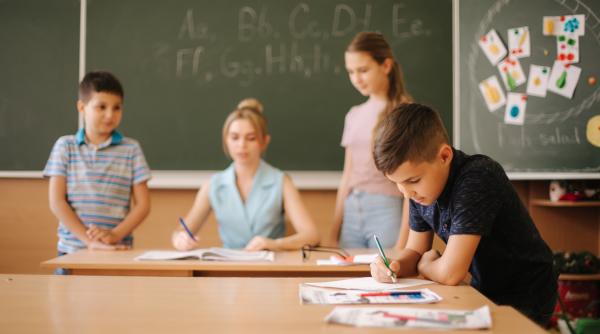 La ce vârstă ar trebui copiii să înceapă să primească note la școală? Concluziile unui nou studiu suedez care ar trebui să le dea de gândit părinților și profesorilor